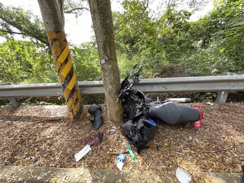 20歲楊姓現役軍人今天上午騎紅牌大型重型機車，行經彰化縣139縣道9.5公里處螢光橋附近，疑似過彎不慎撞上路樹，機車幾乎解體，送醫不治。圖／警方提供