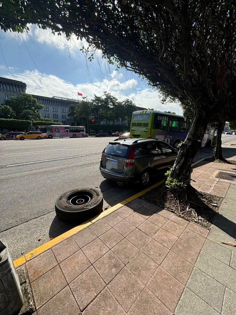 台北市大都會客運222路公車行經凱道時，右輪突脫落，噴飛砸到臨停路旁的小客車。記者翁至成／翻攝