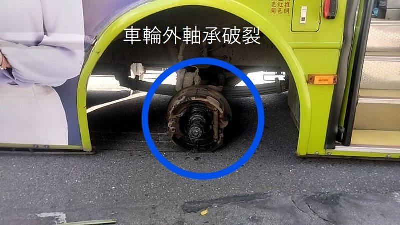 台北市大都會客運222路公車行經凱道時，右輪突脫落，噴飛砸到臨停路旁的小客車。圖／大都會客運提供