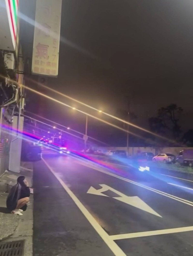 中壢機車騎士用口罩遮車牌深夜加速逛飆，中壢警方追緝，仍被逃脫。圖／取自threads