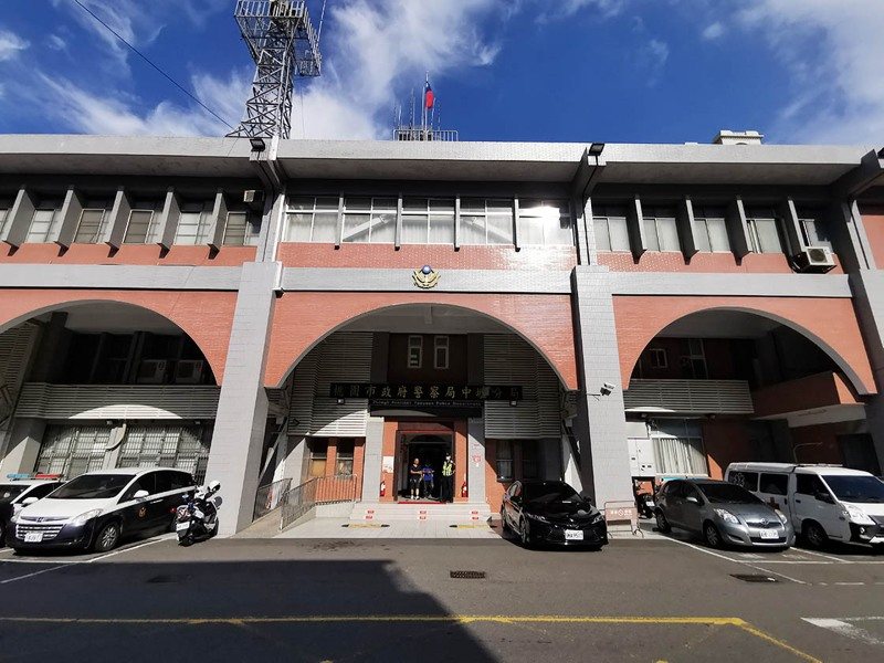 中壢機車騎士用口罩遮車牌深夜加速逛飆，中壢警方追緝，仍被逃脫。本報資料照