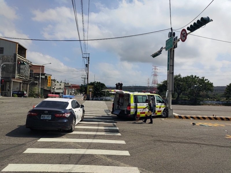 苗栗縣道128線通霄鎮路段今天中午翻車事故，造成車內2人受傷，未料，送醫途中救護車又在台1線發生車禍，還好無大礙。圖／民眾提供