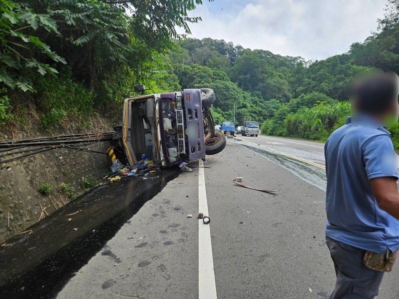 苗栗縣道128線通霄鎮路段今天中午翻車事故，造成車內2人受傷，未料送醫途中救護車又在台1線發生車禍，還好無大礙。圖／民眾提供