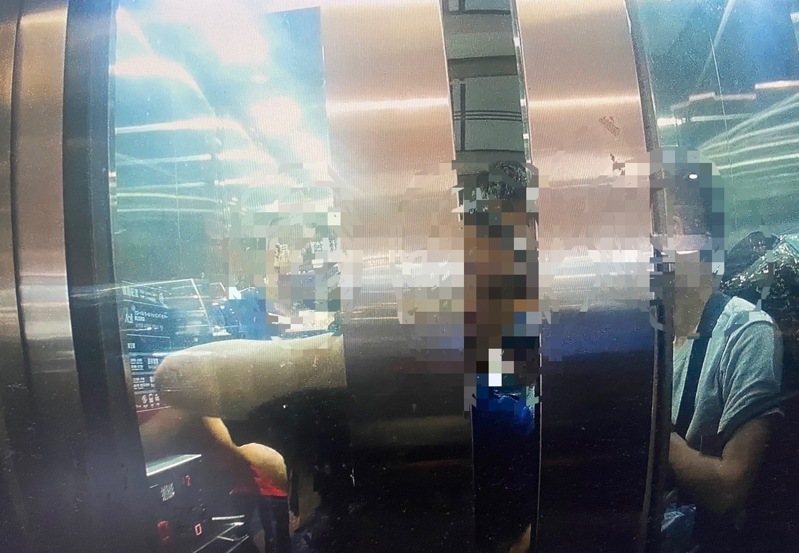 台鐵新左營站電梯今天傍晚5時45分許突然故障,當時有4男1女受困電梯,台鐵人員和鐵路警察及消防隊到場救人,協助旅客脫困。記者石秀華/翻攝 台鐵新左營站電梯今天傍晚5時45分許突然故障,當時有4男1女受困電梯,台鐵人員和鐵路警察及消防隊到場救人,協助旅客脫困。記者石秀華/翻攝