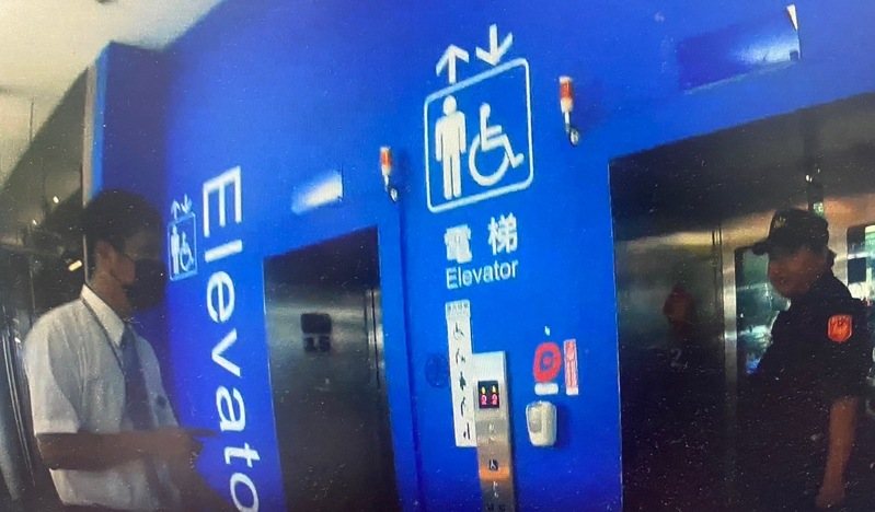 台鐵新左營站電梯今天傍晚5時45分許突然故障,當時有4男1女受困電梯,台鐵人員和鐵路警察及消防隊到場救人,協助旅客脫困。記者石秀華/翻攝 台鐵新左營站電梯今天傍晚5時45分許突然故障,當時有4男1女受困電梯,台鐵人員和鐵路警察及消防隊到場救人,協助旅客脫困。記者石秀華/翻攝