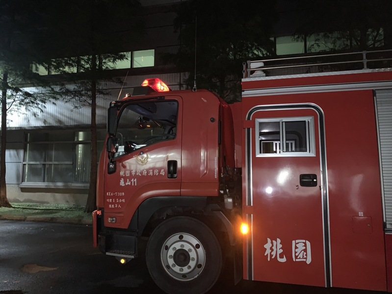桃園市龜山區達方電子今晚8點多傳出火警,燃燒1樓貨架上的鋰電池製品,所幸無人受困。記者周嘉茹/翻攝 桃園市龜山區達方電子今晚8點多傳出火警,燃燒1樓貨架上的鋰電池製品,所幸無人受困。記者周嘉茹/翻攝