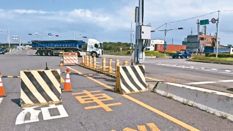 台61線苗栗縣竹南、後龍路段19日發生18輛南下車輛誤闖北上車道情事,施工單位已補強改道標誌。圖/民眾提供 台61線苗栗縣竹南、後龍路段19日發生18輛南下車輛誤闖北上車道情事,施工單位已補強改道標誌。圖/民眾提供
