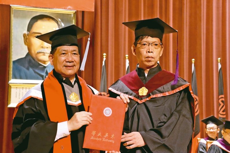 蘇建和（右）今年參加東吳大學人權碩士班畢業典禮時表示，盼台灣朝向更民主、法治的社會邁進。圖／東吳大學提供
