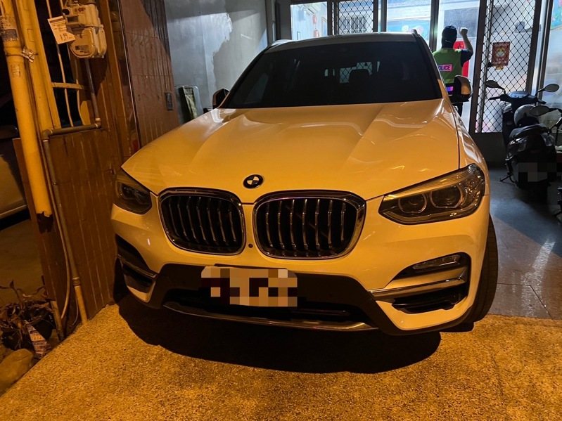 警方得知此一事故發生經過，昨晚10時許在大里區德芳路找到白色BMW休旅車駕駛陳姓男子（61歲），並查扣他的行車記錄器影像。圖／民眾提供