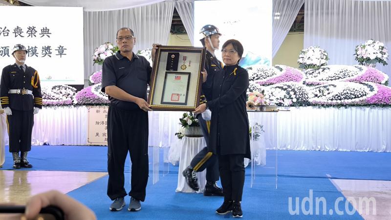 內政部長劉世芳頒發楷模獎章。記者黃子騰/攝影 內政部長劉世芳頒發楷模獎章。記者黃子騰/攝影