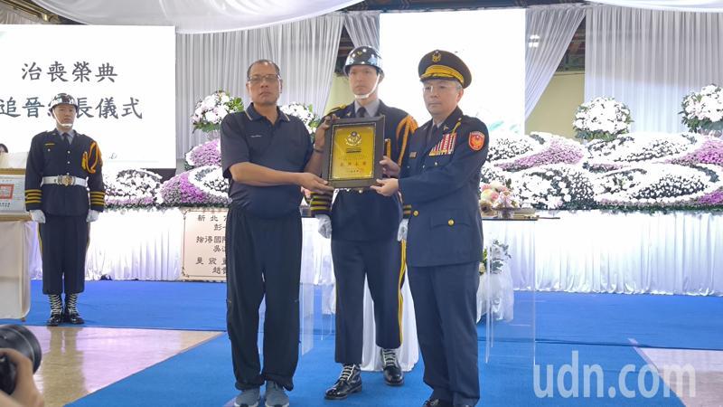 警政署長張榮興追晉兩線三星組長。記者黃子騰/攝影 警政署長張榮興追晉兩線三星組長。記者黃子騰/攝影