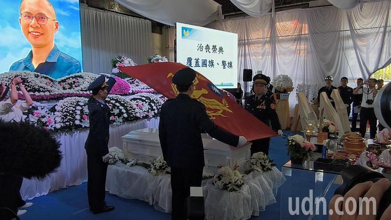 覆旗官覆蓋警旗。記者黃子騰/攝影 覆旗官覆蓋警旗。記者黃子騰/攝影