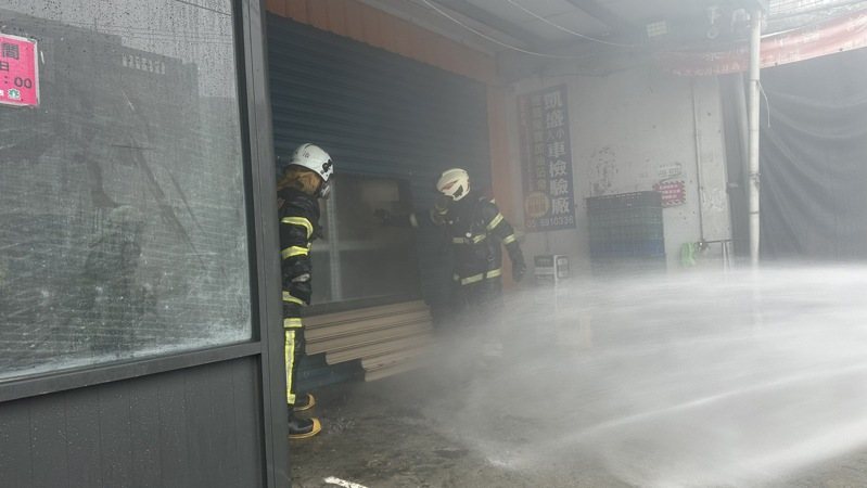 麥寮鄉橋頭一家超市倉庫起火，庫存商品付之一炬，消防隊搶救。記者蔡維斌／翻攝