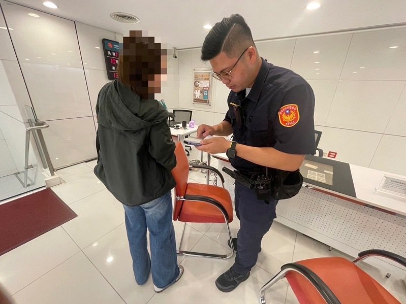 王姓婦人遭到網路投資詐騙,台南市警二分局民權派出所警員陳俊安(右)及時勸阻保住她65萬元。記者黃宣翰/翻攝 王姓婦人遭到網路投資詐騙,台南市警二分局民權派出所警員陳俊安(右)及時勸阻保住她65萬元。記者黃宣翰/翻攝