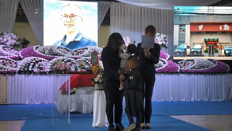 劉宗鑫遺孀與兩個女兒向到場人員致意。記者黃子騰/攝影 劉宗鑫遺孀與兩個女兒向到場人員致意。記者黃子騰/攝影