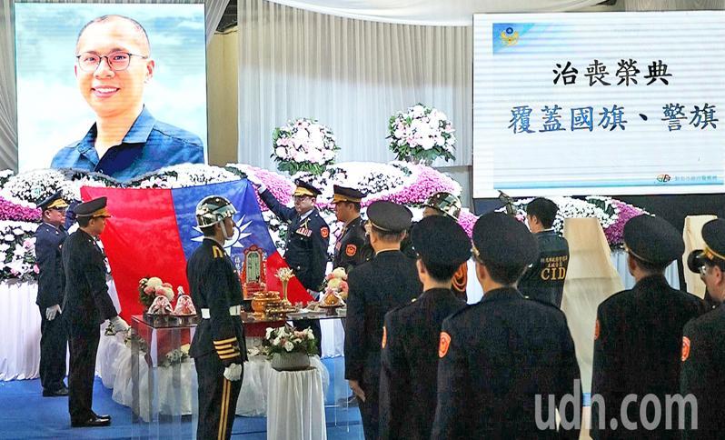 新北市土城分局清水派出所故所長劉宗鑫公祭典禮上午在板橋殯儀館舉行,典禮開始先由4名新北市分局長為劉宗鑫靈柩覆蓋國旗,場面備極哀榮。記者杜建重/攝影 新北市土城分局清水派出所故所長劉宗鑫公祭典禮上午在板橋殯儀館舉行,典禮開始先由4名新北市分局長為劉宗鑫靈柩覆蓋國旗,場面備極哀榮。記者杜建重/攝影