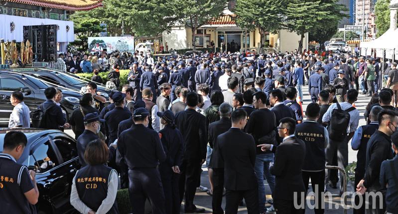新北市土城分局清水派出所所長劉宗鑫,上月在土城攔查違停車時遭拖行衝撞不幸殉職。新北市警局今天上午於板橋殯儀館舉行公祭典禮,各縣市警局及新北各分局均派員到場弔唁,場面備極哀榮。記者杜建重/攝影 新北市土城分局清水派出所所長劉宗鑫,上月在土城攔查違停車時遭拖行衝撞不幸殉職。新北市警局今天上午於板橋殯儀館舉行公祭典禮,各縣市警局及新北各分局均派員到場弔唁,場面備極哀榮。記者杜建重/攝影