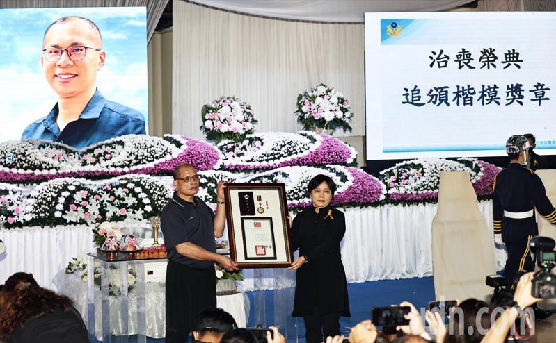 新北市土城分局清水派出所故所長劉宗鑫公祭典禮上午在板橋殯儀館舉行,內政部長劉世芳(中右)親頒楷模獎章。記者杜建重/攝影 新北市土城分局清水派出所故所長劉宗鑫公祭典禮上午在板橋殯儀館舉行,內政部長劉世芳(中右)親頒楷模獎章。記者杜建重/攝影
