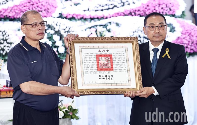 新北市長侯友宜(右)頒發褒揚令,由劉父代表接受。記者杜建重/攝影 新北市長侯友宜(右)頒發褒揚令,由劉父代表接受。記者杜建重/攝影