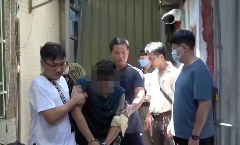 高雄檢警查緝槍、毒，見習謝姓檢事官（右）在行動中眼尖，警方順利查緝陳姓男子（左二）。記者林保光／翻攝