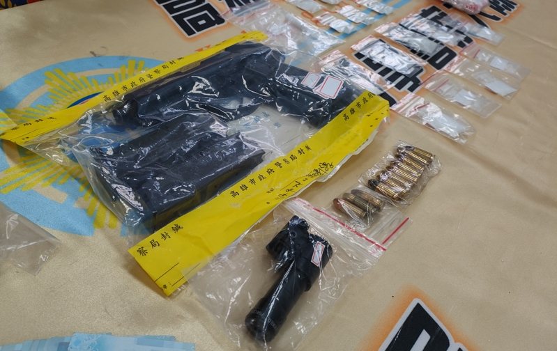 高雄檢警查獲陳姓男子擁有的槍、毒。記者林保光／攝影