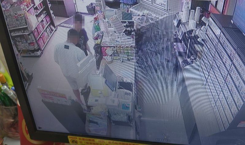 台中市張姓、李姓少年被詐團吸收當車手,今年4月間前往領包裹時,被警方查獲,當時張(白衣)穿要價不斐LV鞋。記者陳宏睿/翻攝 台中市張姓、李姓少年被詐團吸收當車手,今年4月間前往領包裹時,被警方查獲,當時張(白衣)穿要價不斐LV鞋。記者陳宏睿/翻攝