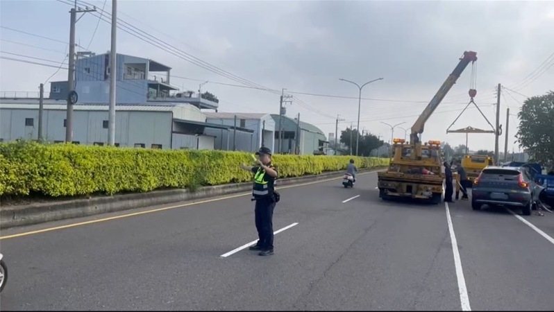 高雄43歲姚姓女子今早駕駛俗稱「瑞典戰車」的VOLVO休旅車,追撞劉男載滿瓦斯桶的小貨車,所幸並無瓦斯洩漏。記者張議晨/翻攝 高雄43歲姚姓女子今早駕駛俗稱「瑞典戰車」的VOLVO休旅車,追撞劉男載滿瓦斯桶的小貨車,所幸並無瓦斯洩漏。記者張議晨/翻攝