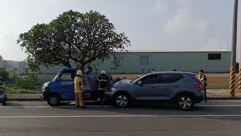 高雄43歲姚姓女子今早駕駛俗稱「瑞典戰車」的VOLVO休旅車,追撞劉男載滿瓦斯桶的小貨車,所幸並無瓦斯洩漏。記者張議晨/翻攝 高雄43歲姚姓女子今早駕駛俗稱「瑞典戰車」的VOLVO休旅車,追撞劉男載滿瓦斯桶的小貨車,所幸並無瓦斯洩漏。記者張議晨/翻攝