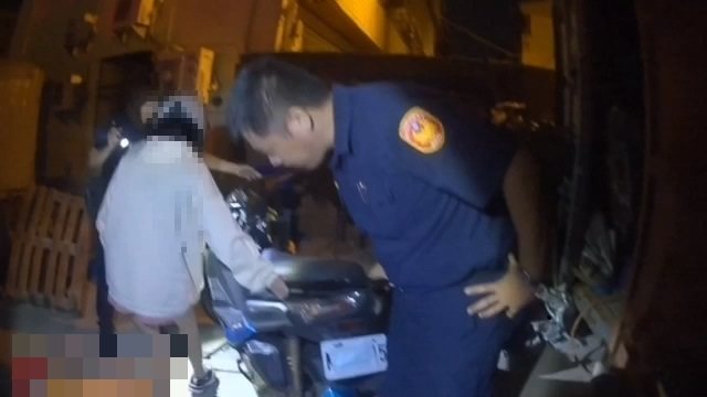 3輛改裝噪音機車在台中市沙鹿區被警方追,追撞警車撞壞車門和保險桿全被捉。記者游振昇/翻攝 3輛改裝噪音機車在台中市沙鹿區被警方追,追撞警車撞壞車門和保險桿全被捉。記者游振昇/翻攝