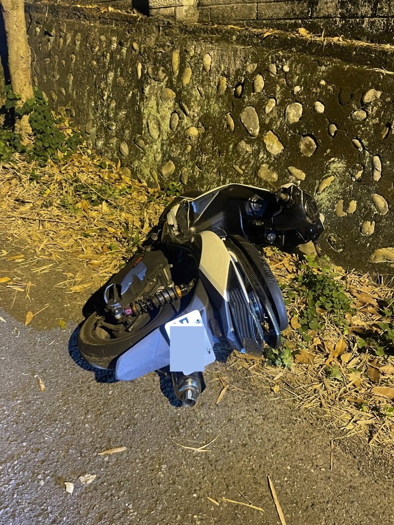3輛改裝噪音機車在台中市沙鹿區被警方追,追撞警車撞壞車門和保險桿全被捉。記者游振昇/翻攝 3輛改裝噪音機車在台中市沙鹿區被警方追,追撞警車撞壞車門和保險桿全被捉。記者游振昇/翻攝
