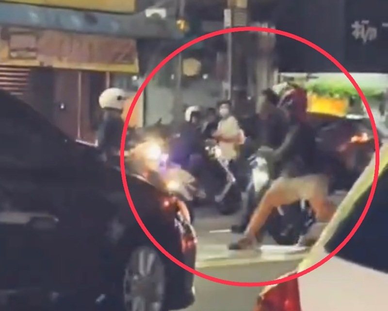 桃園市八德區介壽路一段昨晚發生一名機車男乘客遇警方攔查跳車逃逸,一旁外送員見狀上前將男子「大外割」助警逮人。記者周嘉茹/翻攝 桃園市八德區介壽路一段昨晚發生一名機車男乘客遇警方攔查跳車逃逸,一旁外送員見狀上前將男子「大外割」助警逮人。記者周嘉茹/翻攝