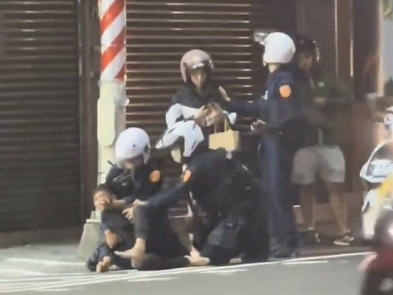 桃園市八德區介壽路一段昨晚發生一名機車男乘客遇警方攔查,跳車逃逸遭民眾及警方控制,經了解逃跑的33歲越南籍阮姓男子已被通報失聯,全案依規定移送收容。記者周嘉茹/翻攝 桃園市八德區介壽路一段昨晚發生一名機車男乘客遇警方攔查,跳車逃逸遭民眾及警方控制,經了解逃跑的33歲越南籍阮姓男子已被通報失聯,全案依規定移送收容。記者周嘉茹/翻攝