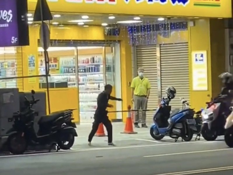 桃園市八德區介壽路一段昨晚發生一名機車男乘客遇警方攔查,跳車逃逸遭民眾及警方控制,驚動附近人流。記者周嘉茹/翻攝 桃園市八德區介壽路一段昨晚發生一名機車男乘客遇警方攔查,跳車逃逸遭民眾及警方控制,驚動附近人流。記者周嘉茹/翻攝