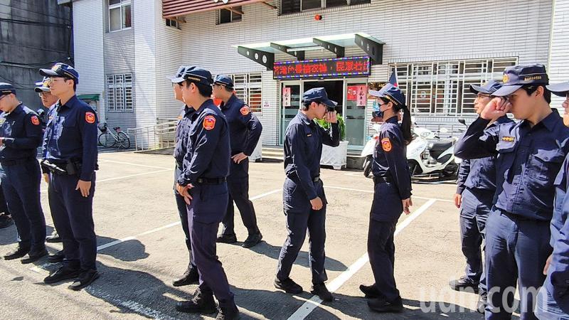 警員目送劉宗鑫靈車離開後，再也忍不住悲痛情緒伸手拭淚。記者黃子騰／攝影