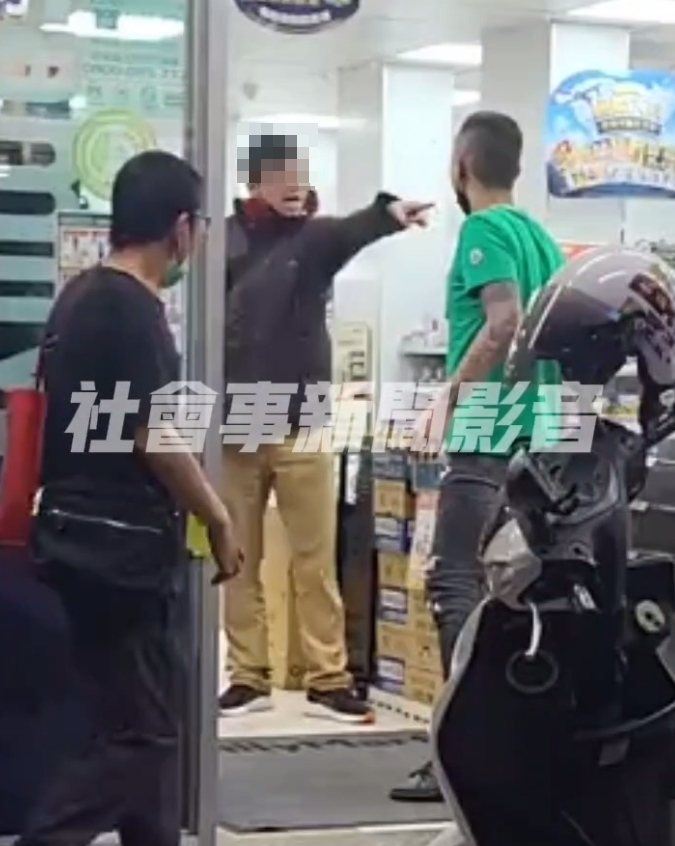 李姓男子(中)指責簡姓男子(右)騎機車闖紅燈,雙方發生口角、推擠衝突,簡男的父親(左)後來也加入混亂紛爭,被圍觀民眾錄影上傳網路。圖/翻攝社會事新聞影音 李姓男子(中)指責簡姓男子(右)騎機車闖紅燈,雙方發生口角、推擠衝突,簡男的父親(左)後來也加入混亂紛爭,被圍觀民眾錄影上傳網路。圖/翻攝社會事新聞影音