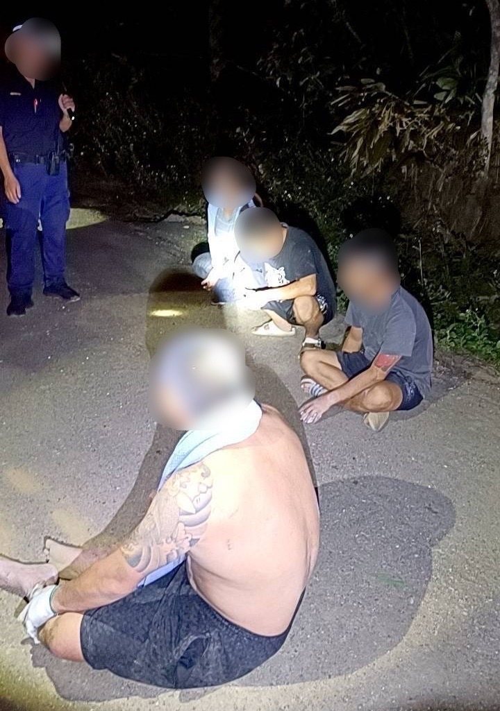 全案警方依違反廢棄物清理法將簡姓男子等3人逮捕並查扣曳引車輛，移送苗栗地方檢察署擴大溯源偵辦中。圖／警方提供
