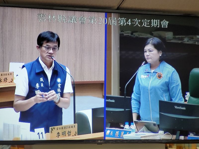 雲林縣議員李明哲(左)接獲陳情,獨居李姓男子本月6日車禍身亡,兄姐欲領取遺體安葬被告知先前假結婚的大陸配偶才是第一順位家屬,兄姐找不到該名女子,也無力承擔冰櫃及喪葬費用,暫停喪葬事務,縣長張麗善(右)表示,將協助處理李男身後事。記者陳雅玲/翻攝 雲林縣議員李明哲(左)接獲陳情,獨居李姓男子本月6日車禍身亡,兄姐欲領取遺體安葬被告知先前假結婚的大陸配偶才是第一順位家屬,兄姐找不到該名女子,也無力承擔冰櫃及喪葬費用,暫停喪葬事務,縣長張麗善(右)表示,將協助處理李男身後事。記者陳雅玲/翻攝