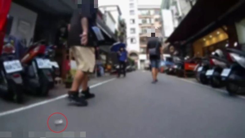 彭男行經巷內時疑似撞到該名男子導致手錶掉落。記者黃子騰/翻攝 彭男行經巷內時疑似撞到該名男子導致手錶掉落。記者黃子騰/翻攝