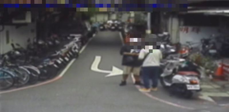 彭男與詹男在現場協調。記者黃子騰/翻攝 彭男與詹男在現場協調。記者黃子騰/翻攝