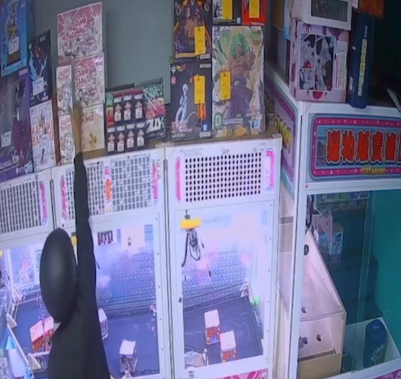 許姓男子知道泡泡瑪特火紅，遍走夾娃娃機店，偷了80多個盲盒。記者林保光／翻攝