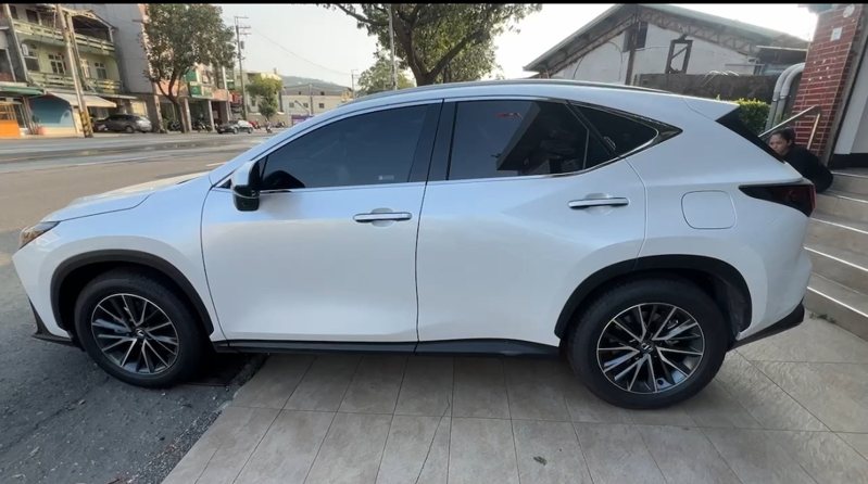 許男駕駛LEXUS休旅車輾過前女友被收押。記者張議晨／翻攝