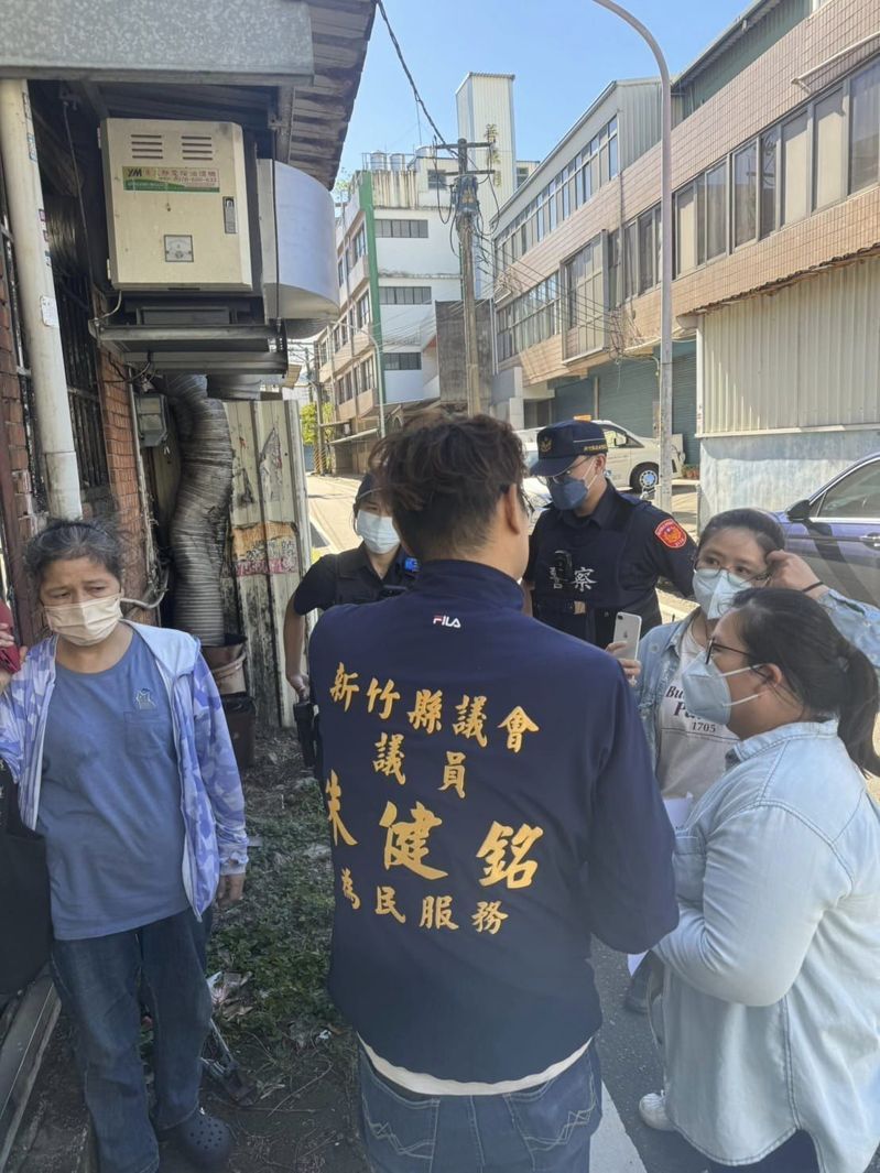 新竹縣竹東鎮一家汽車保養場內發現兩隻狗被活活餓死成白骨。圖／縣議員朱健銘提供