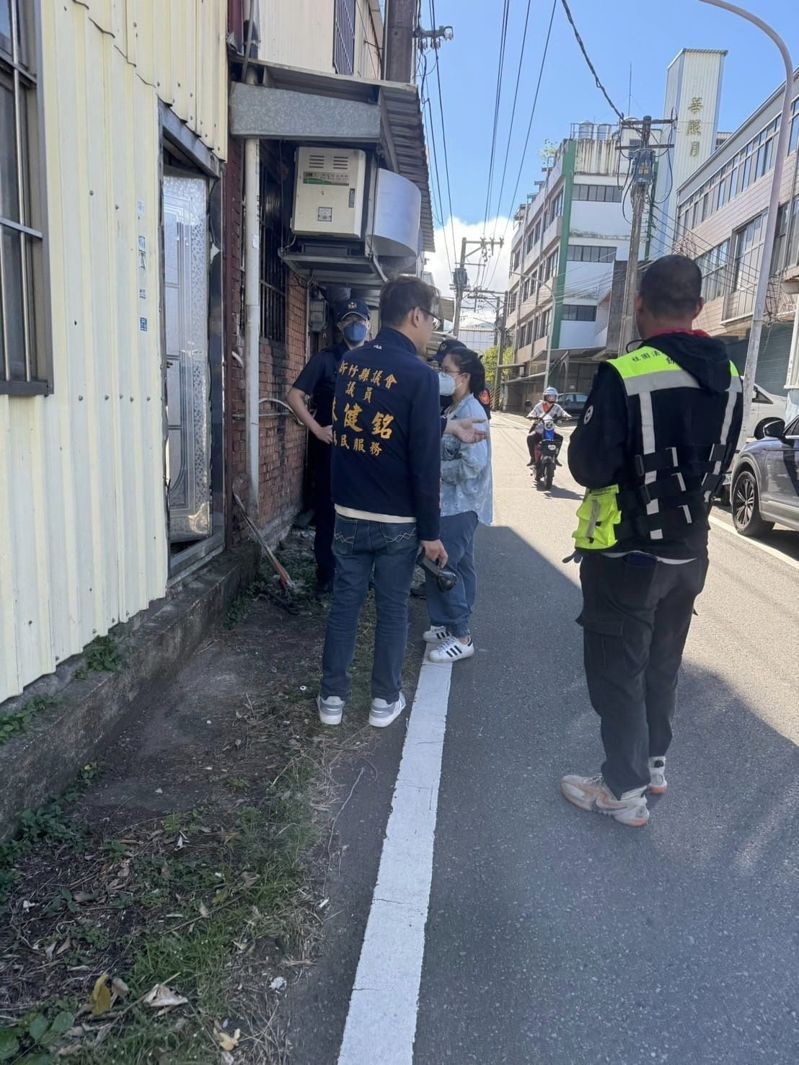 新竹縣竹東鎮一家汽車保養場內發現兩隻狗被活活餓死成白骨。圖／縣議員朱健銘提供