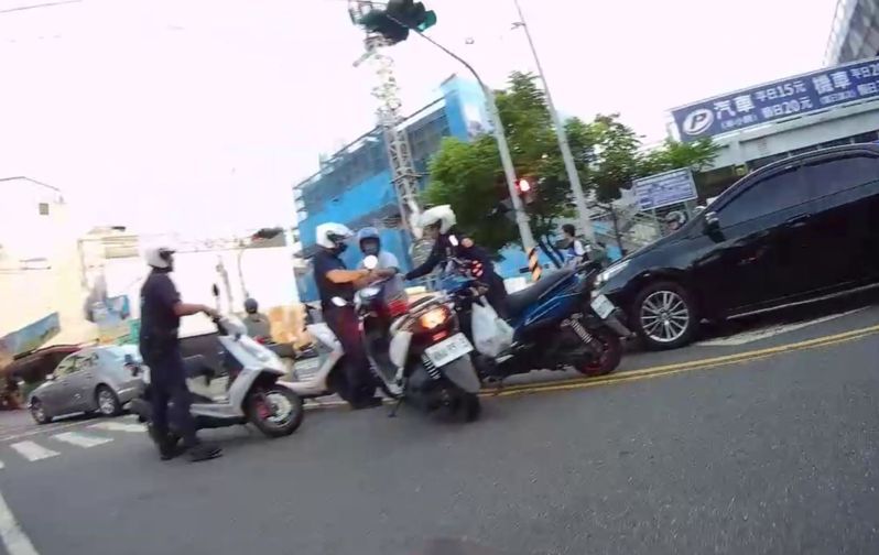 彰化縣員林警分局圍捕陳姓嫌犯。圖/民眾提供 彰化縣員林警分局圍捕陳姓嫌犯。圖/民眾提供