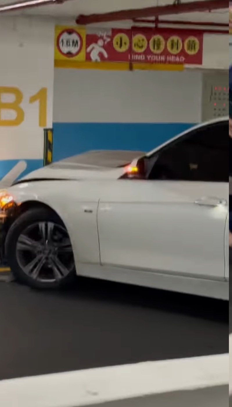 桃園市一名未成年少年,昨開家中BMW出門,遇到警察後,將車開進中壢區中央東路公七地下停車場躲避查緝,從地下一樓跟地下3樓間逃竄,最後不慎撞到柱子停下。圖/翻攝自threads 桃園市一名未成年少年,昨開家中BMW出門,遇到警察後,將車開進中壢區中央東路公七地下停車場躲避查緝,從地下一樓跟地下3樓間逃竄,最後不慎撞到柱子停下。圖/翻攝自threads