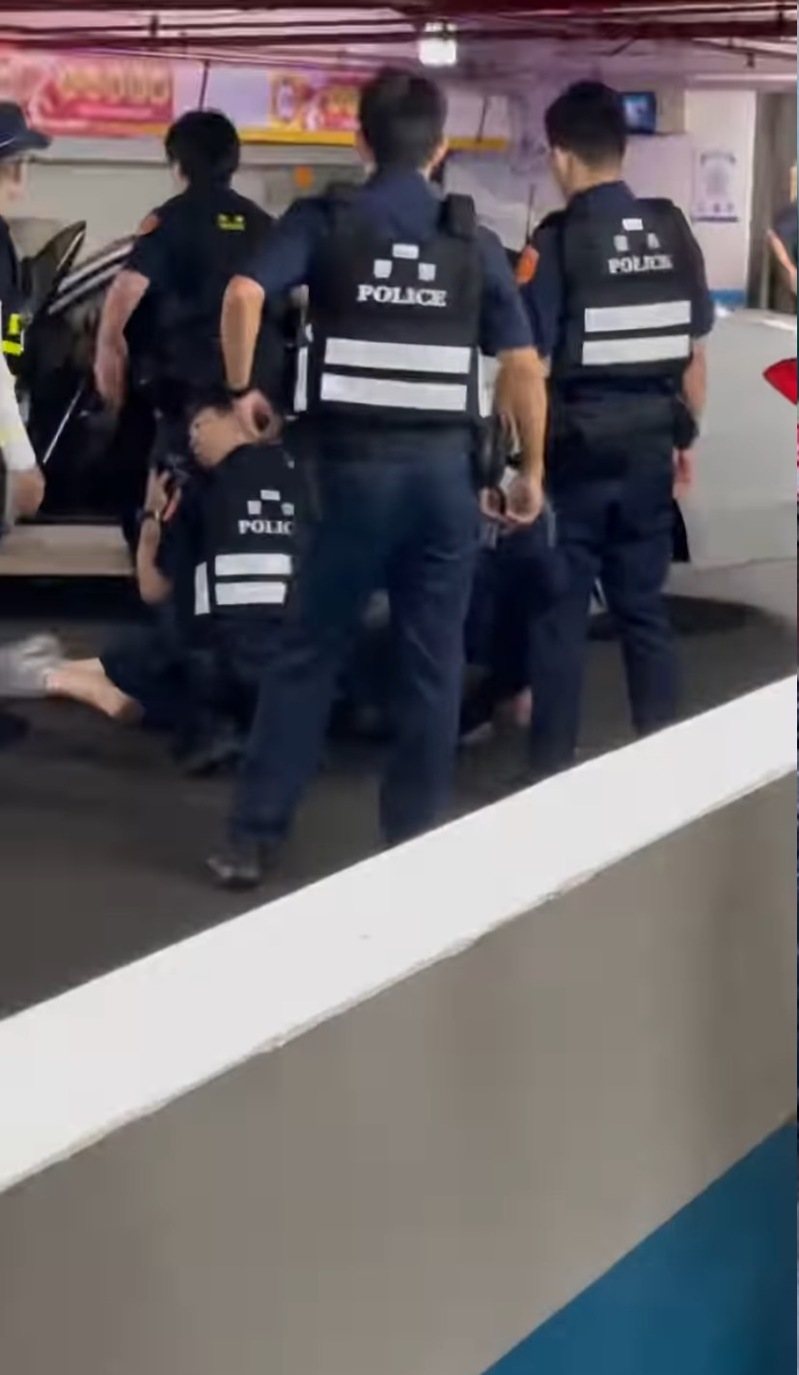 桃園市一名未成年少年,昨開家中BMW出門,遇到警察後,將車開進中壢區中央東路公七地下停車場躲避查緝,從地下一樓跟地下3樓間逃竄,最後不慎撞到柱子停下。圖/翻攝自threads 桃園市一名未成年少年,昨開家中BMW出門,遇到警察後,將車開進中壢區中央東路公七地下停車場躲避查緝,從地下一樓跟地下3樓間逃竄,最後不慎撞到柱子停下。圖/翻攝自threads