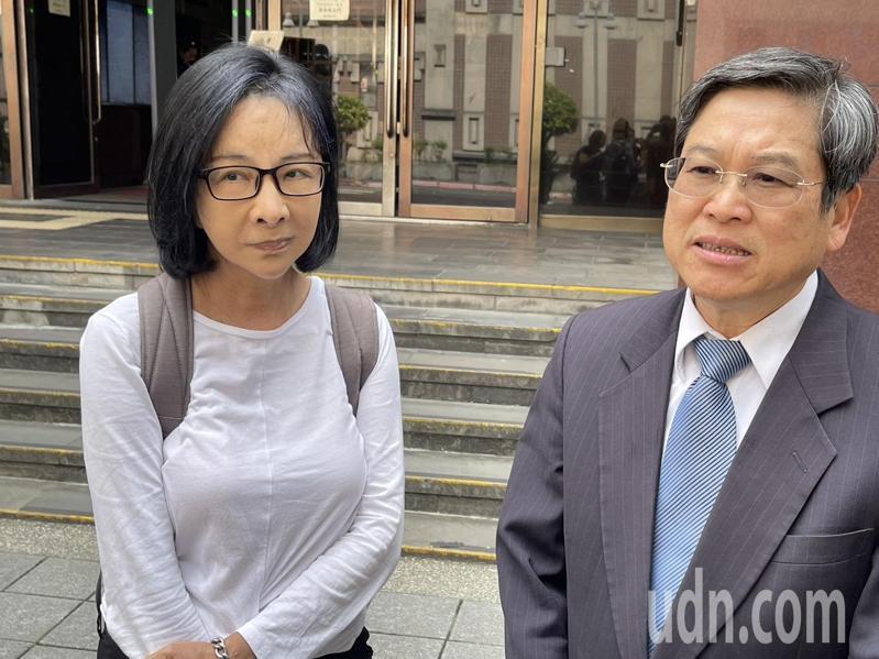 前中國小姐張淑娟(左)與告訴代理人吳漢成今天出庭。記者王聖藜/攝影 前中國小姐張淑娟(左)與告訴代理人吳漢成今天出庭。記者王聖藜/攝影