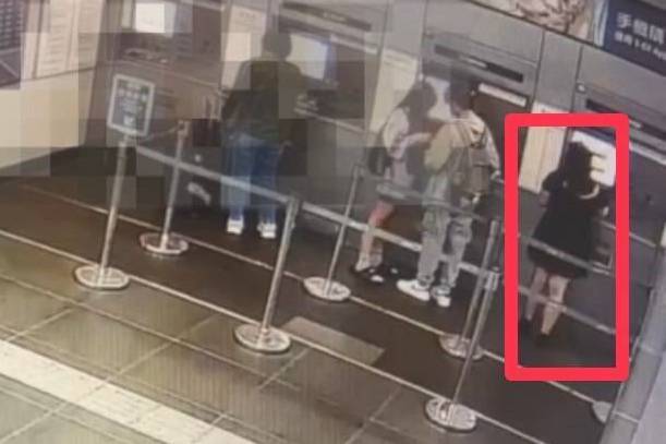 古女在抵達台中火車站時，因購票後未上車，向站務人員要求換票不成，又持零錢丟擲售票員，導致售票員眉角受傷。記者李隆揆／翻攝