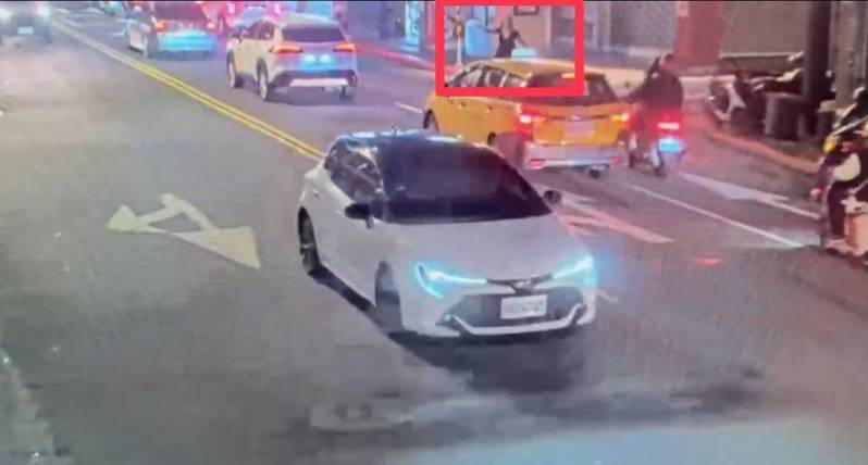 古女犯後搭乘計程車前往台北車站，轉乘高鐵前往高雄左營，深夜出站後，清晨又搭車北上前往台中火車站。記者李隆揆／翻攝