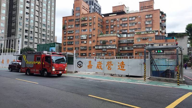 消防人員獲報趕抵該處工地救援。記者黃子騰／翻攝